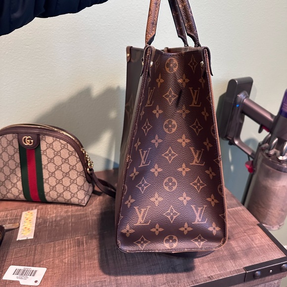 Louis Vuitton MM Monogram Tote - Picture 4 of 10